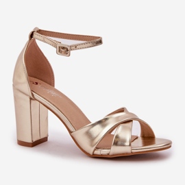 Sandalias en un talón barbular con cuero ecológico dorado 4