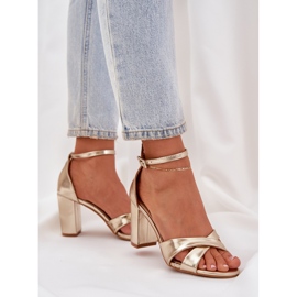 Sandalias en un talón barbular con cuero ecológico dorado 5