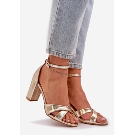 Sandalias en un talón barbular con cuero ecológico dorado 1 Sandalias en un talón barbular con cuero ecológico dorado 1