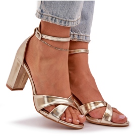 Sandalias en un talón barbular con cuero ecológico dorado 7