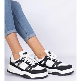 Zapatillas en blanco y negro con cordones gruesos 1