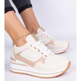 Zapatillas beige decoradas con brillo y una inserción de metal 2