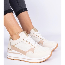 Zapatillas beige decoradas con brillo y una inserción de metal 1