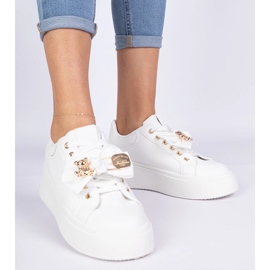 Zapatillas blancas decoradas con un arco y un oso de peluche dorado blanco 2