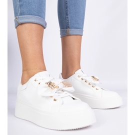 Zapatillas blancas decoradas con un arco y un oso de peluche dorado blanco 1