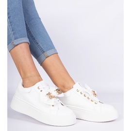 Zapatillas blancas decoradas con un arco y un oso de peluche dorado blanco 3