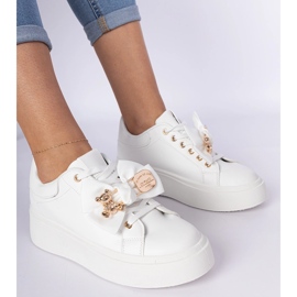 Zapatillas blancas decoradas con un arco y un oso de peluche dorado blanco 4