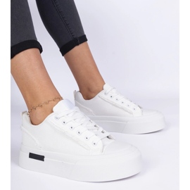 Zapatillas de deporte de material de mujeres blancas en la plataforma blanco 3