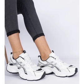 Zapatillas de mujer negras con suela maciza. blanco 3
