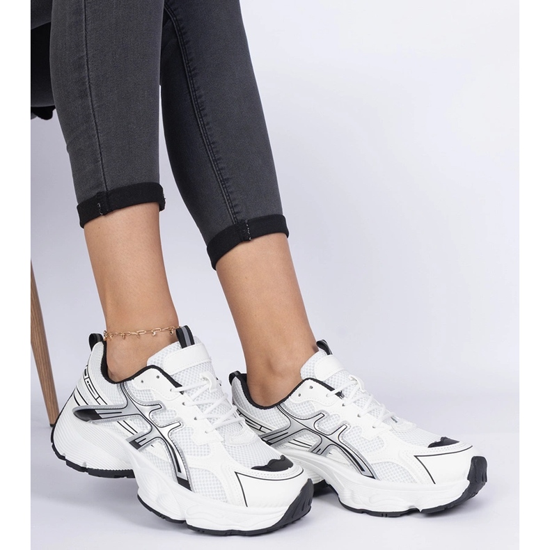 Zapatillas de mujer negras con suela maciza. blanco 2 Zapatillas de mujer negras con suela maciza. blanco 2