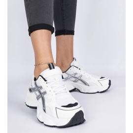 Zapatillas de mujer negras con suela maciza. blanco 5