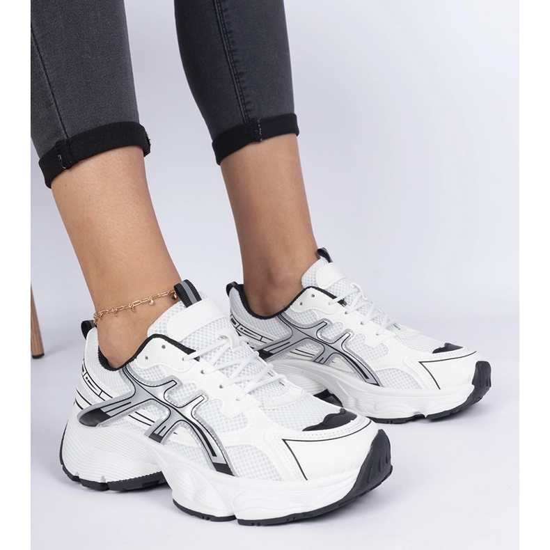 Zapatillas de mujer negras con suela maciza. blanco 1 Zapatillas de mujer negras con suela maciza. blanco 1