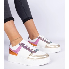 Zapatillas de zapatillas multicolores en una suela gruesa 3