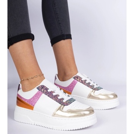 Zapatillas de zapatillas multicolores en una suela gruesa 1