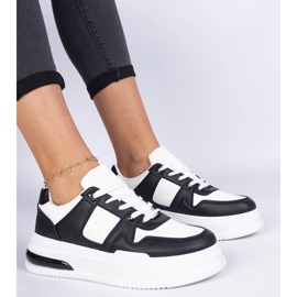 Zapatillas de mujer en blanco y negro con suela gruesa. 1 Zapatillas de mujer en blanco y negro con suela gruesa. 1