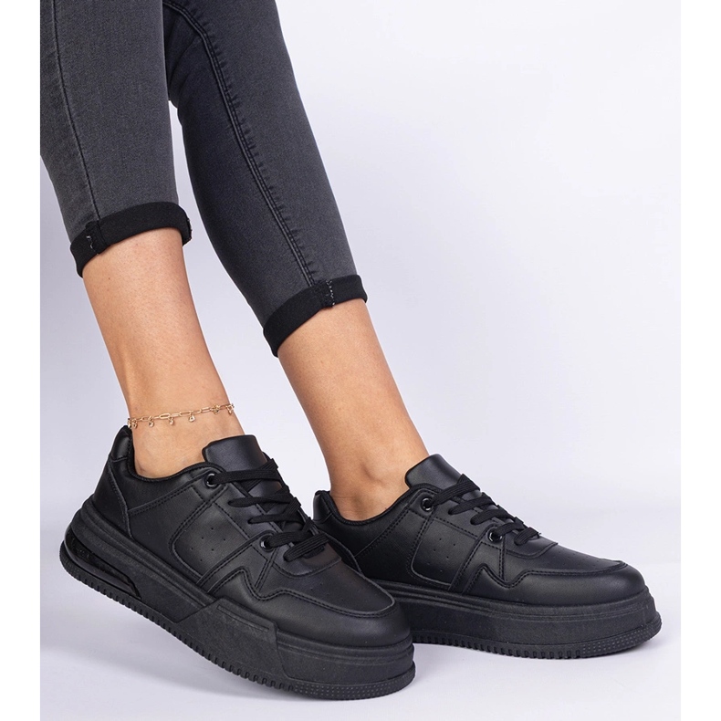 Zapatillas de mujer negras con suela gruesa. negro 1