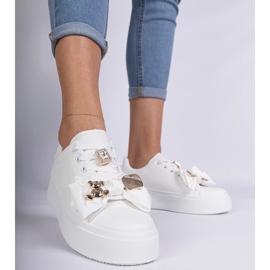 Zapatillas blancas para mujeres decoradas con un oso blanco 6
