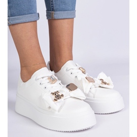 Zapatillas blancas para mujeres decoradas con un oso blanco 2