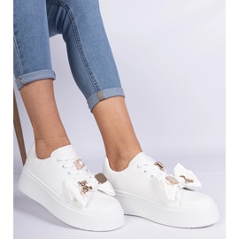 Zapatillas blancas para mujeres decoradas con un oso blanco 4