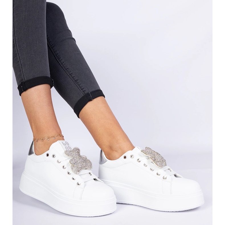 Zapatillas para mujeres blancas y plateadas decoradas con osito de peluche blanco 1