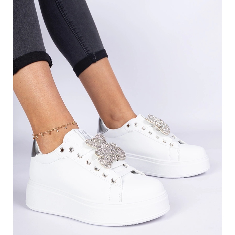 Zapatillas para mujeres blancas y plateadas decoradas con osito de peluche blanco 2