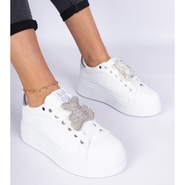Zapatillas para mujeres blancas y plateadas decoradas con osito de peluche blanco 3