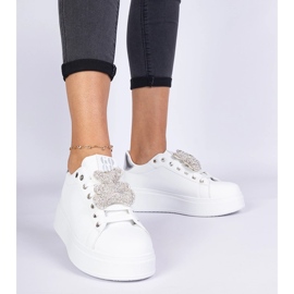 Zapatillas para mujeres blancas y plateadas decoradas con osito de peluche blanco 4