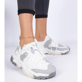 Zapatillas blancas para mujeres con una parte superior de SOCKING blanco 1