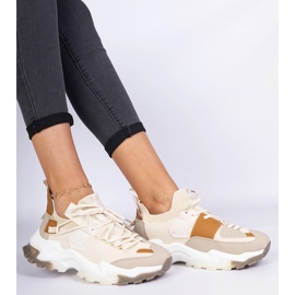 Zapatillas beige para mujeres con una parte superior 1 Zapatillas beige para mujeres con una parte superior 1