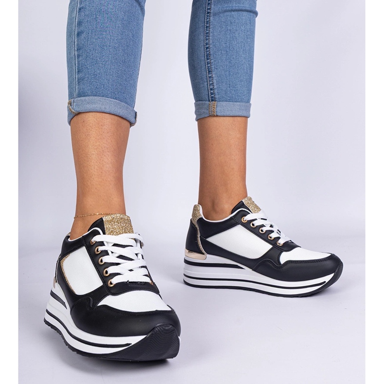 Zapatillas negras decoradas con brillo y un inserto de metal negro 1