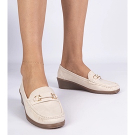 Mocasines de mujer cremosa con un acabado mate beige 1