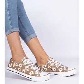 Telas de mujer marrón con flores 1