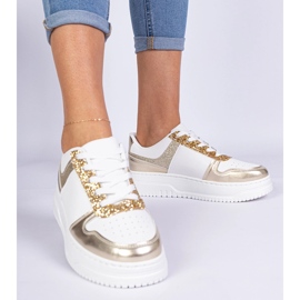 Zapatillas doradas para mujeres en una suela gruesa decorada con brillo dorado 1
