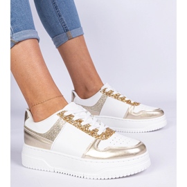Zapatillas doradas para mujeres en una suela gruesa decorada con brillo dorado 2