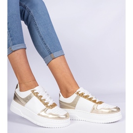 Zapatillas doradas para mujeres en una suela gruesa decorada con brillo dorado 3