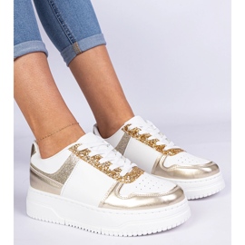 Zapatillas doradas para mujeres en una suela gruesa decorada con brillo dorado 4