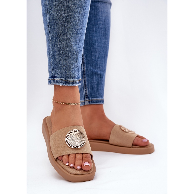 Zapatillas para mujeres con una decoración dorada beige 2