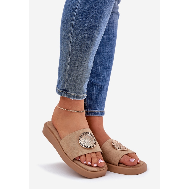 Zapatillas para mujeres con una decoración dorada beige 1