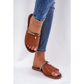 Chanclas de lente de cuero ecológica con una correa decorativa de camello marrón 6