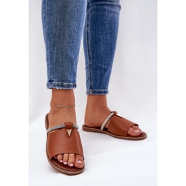 Chanclas de lente de cuero ecológica con una correa decorativa de camello marrón 2