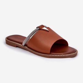 Chanclas de lente de cuero ecológica con una correa decorativa de camello marrón 4