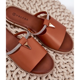 Chanclas de lente de cuero ecológica con una correa decorativa de camello marrón 7