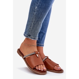 Chanclas de lente de cuero ecológica con una correa decorativa de camello marrón 1