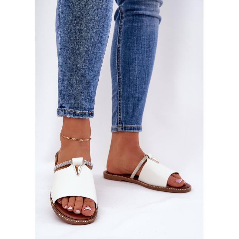 Chanclas de cazón plano de cuero ecológico con una correa decorativa blanca blanco 2