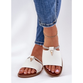 Chanclas de cazón plano de cuero ecológico con una correa decorativa blanca blanco 3