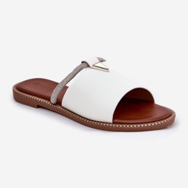 Chanclas de cazón plano de cuero ecológico con una correa decorativa blanca blanco 4
