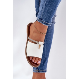 Chanclas de cazón plano de cuero ecológico con una correa decorativa blanca blanco 6
