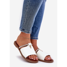 Chanclas de cazón plano de cuero ecológico con una correa decorativa blanca blanco 1