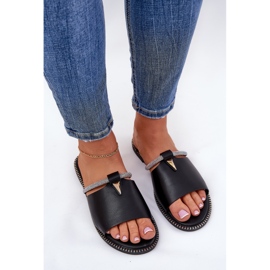 Chanclas de tacón plano de cuero ecológico con una tira decorativa correa negra negro 3