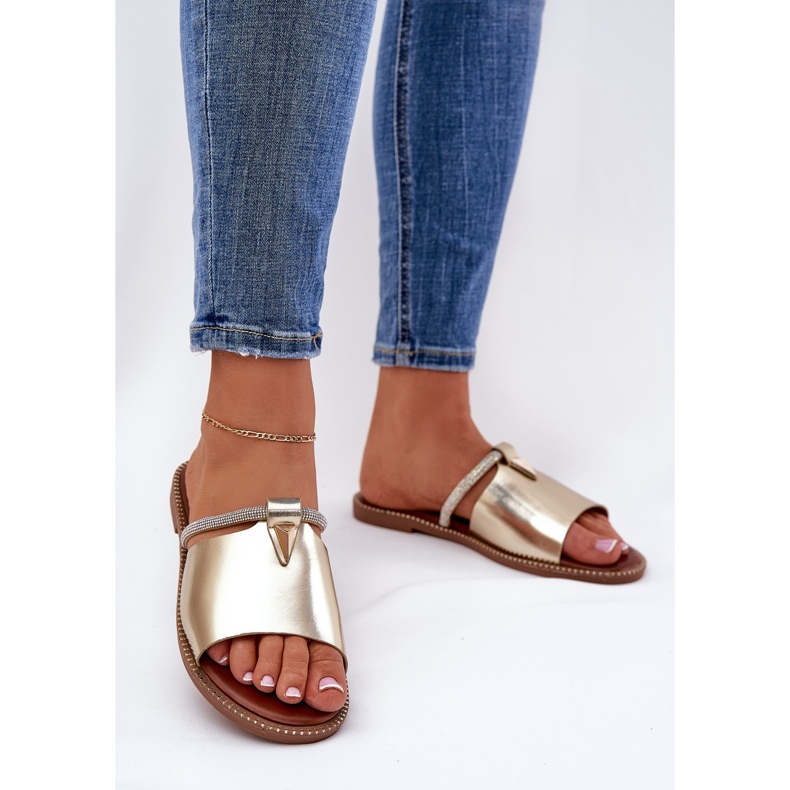 Tacones planos de cuero ecológico con una correa de oro decorativa dorado 2